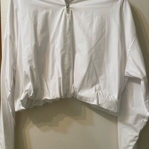 STILL FEELS LIKE SUMMER!!

Zara White blouse with mid zipper